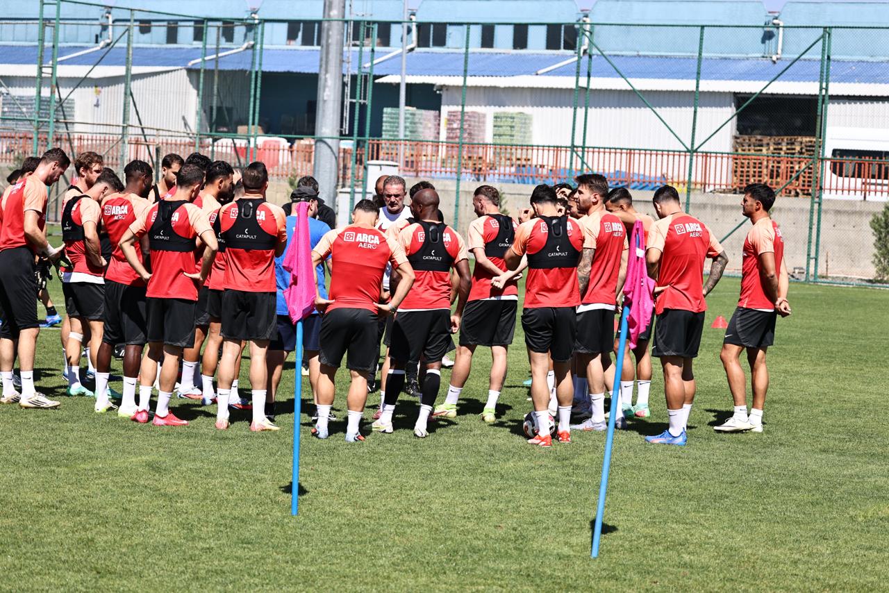 LİDER ÇORUM FK, İSTANBUL’A BİLENİYOR